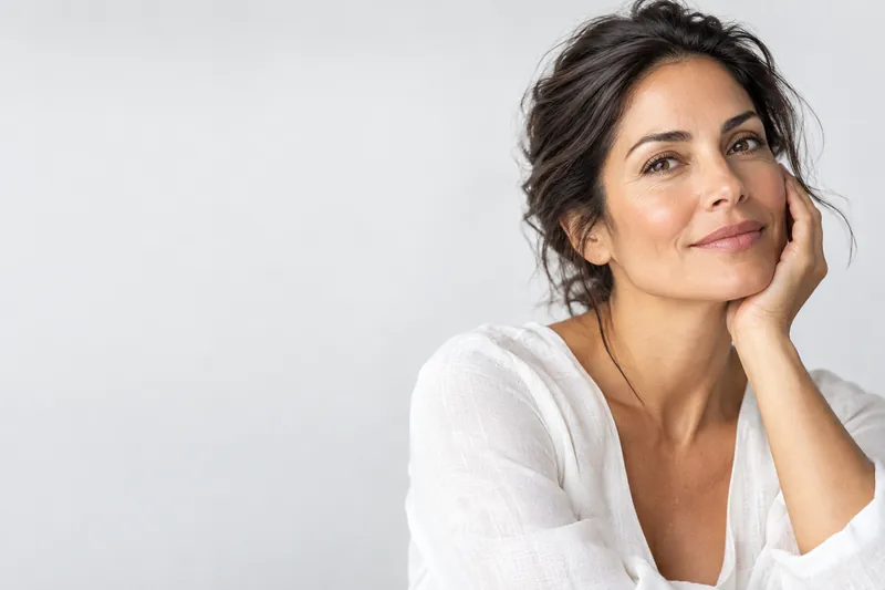 Retrato de una mujer con piel natural, enfoque de belleza y bienestar de ACCEND HEALTH